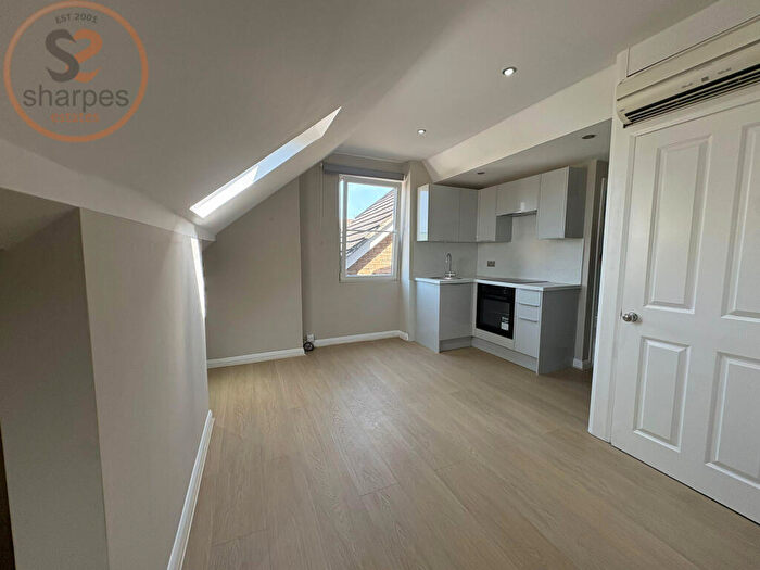 Studio To Rent In Waddon New Road, Croydon, London, CR0
