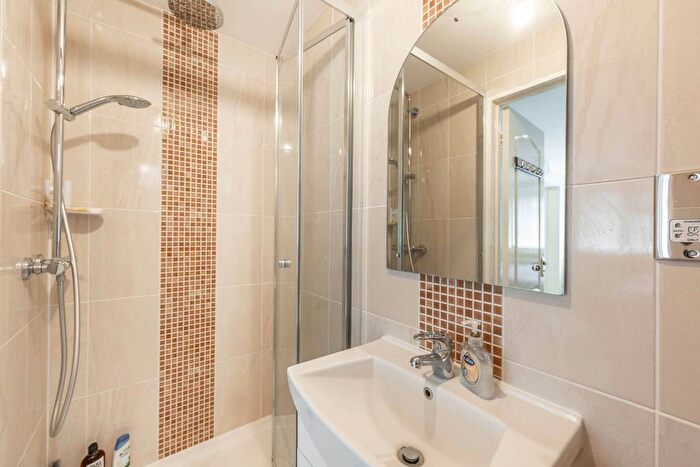 4 Bedroom Detached House For Sale In Glendevon Close, Edgware, HA8