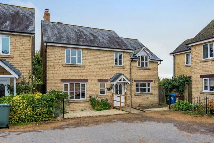 4 Bedroom Detached House To Rent In Hodgson Close, Fritwell, OX27
