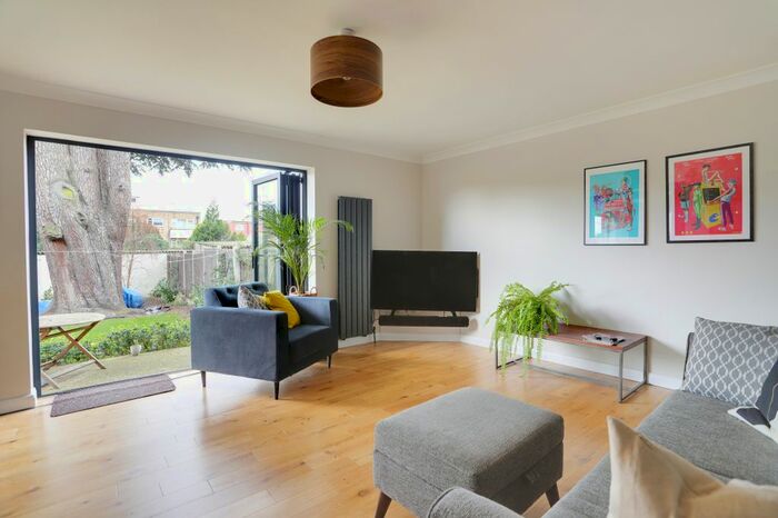 2 Bedroom Maisonette To Rent In Conway Road, London, N14