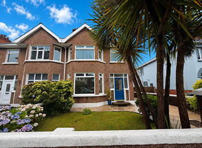 3 Bedroom Semi-Detached House For Sale In Aberfoyle Crescent, Derry, BT48