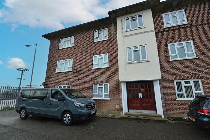 2 Bedroom Flat For Sale In Station Road, West Horndon, Brentwood, CM13
