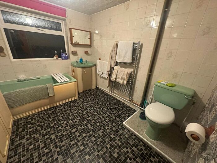 3 Bedroom Flat To Rent In Selby Road, London, E13