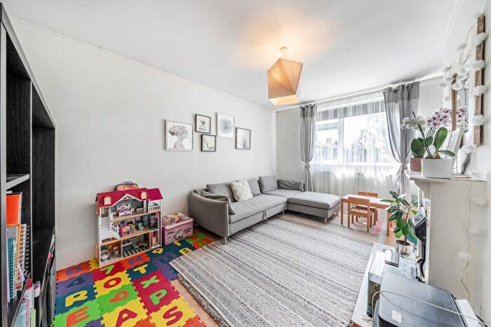 2 Bedroom Flat For Sale In Scrutton Close, Balham, SW12