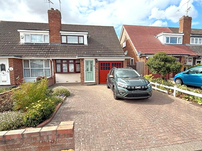 2 Bedroom Chalet For Sale In Morley Hill, Corringham, Essex, SS17