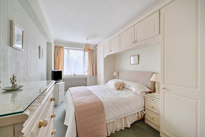2 Bedroom Flat For Sale In Churchill Gardens, Pimlico, London, SW1V