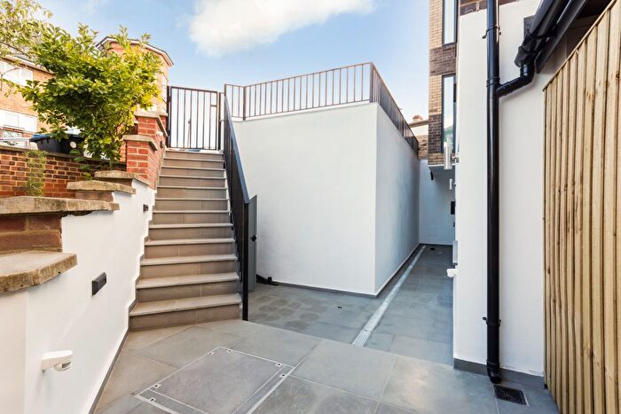 3 Bedroom Flat To Rent In Deepdene Court, Southgate, N21