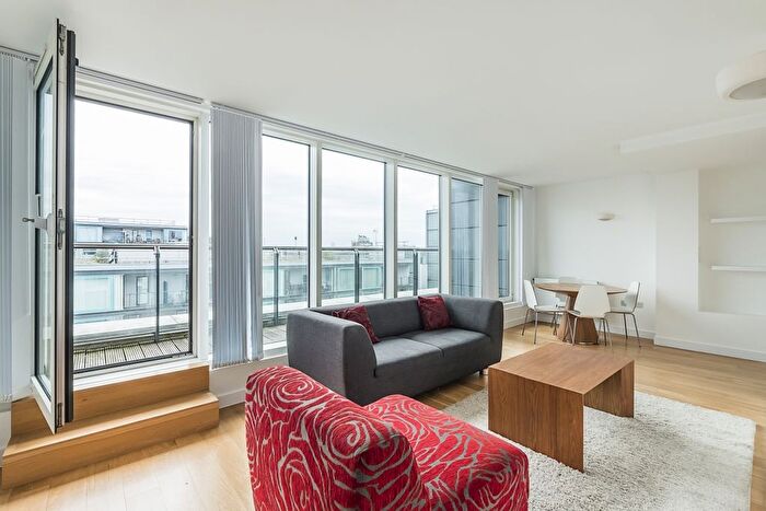 3 Bedroom Flat To Rent In Station Approach, Hayes, UB3