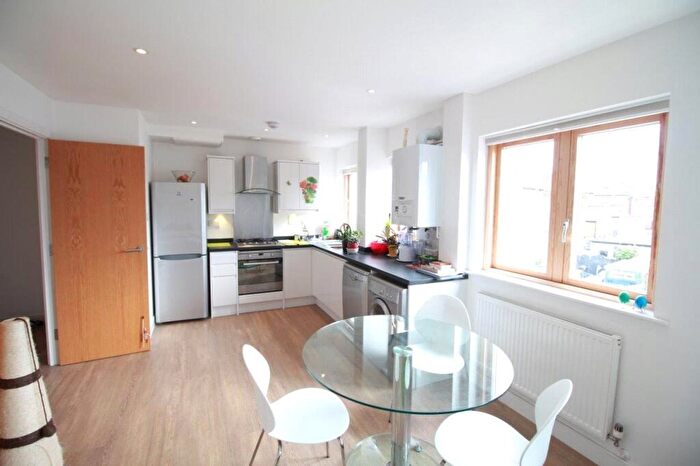 1 Bedroom Apartment To Rent In Green Lanes, Palmers Green, London, N13