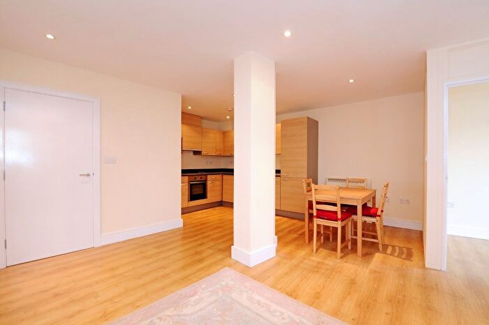 3 Bedroom Flat To Rent In John Ruskin Street, London, SE5