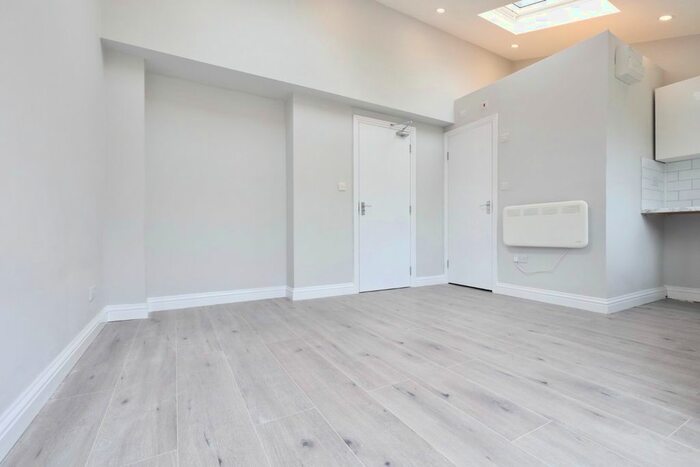 Studio To Rent In Denham Road, Feltham, TW14