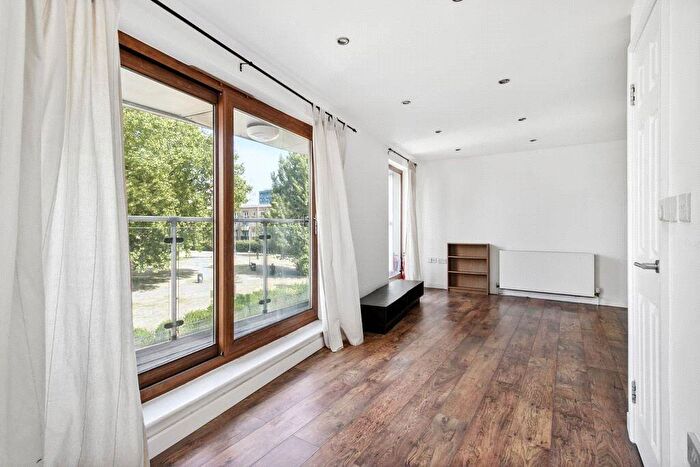 1 Bedroom Apartment For Sale In Vallance Road, London, E1