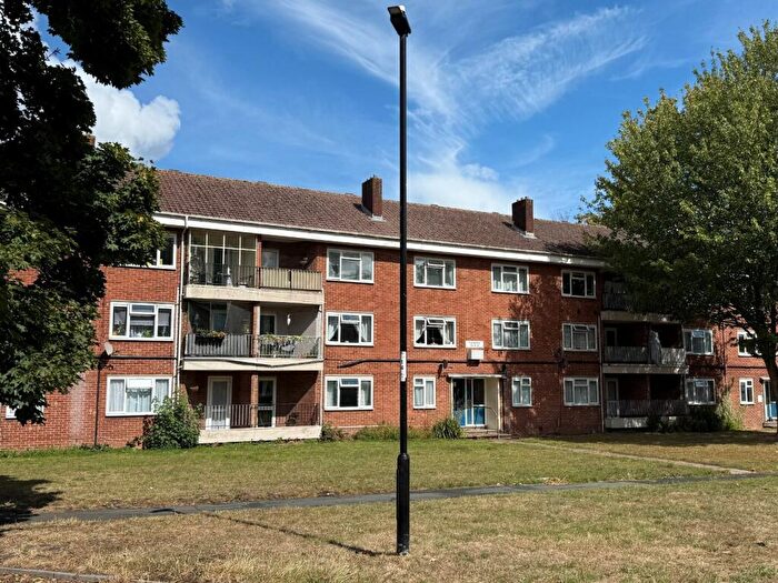 2 Bedroom Flat To Rent In Evenlode Road, Millbrook, Southampton, Hampshire, SO16