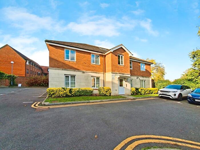 2 Bedroom Flat For Sale In St Lukes Court, Hatfield, AL10