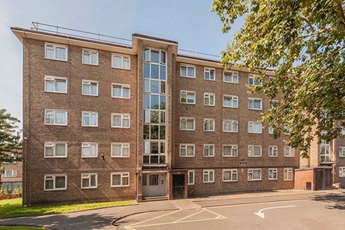 3 Bedroom Flat To Rent In Stockwell Road, London, SW9