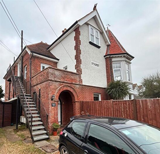 2 Bedroom Apartment To Rent In The Broadway, Totland Bay, PO39