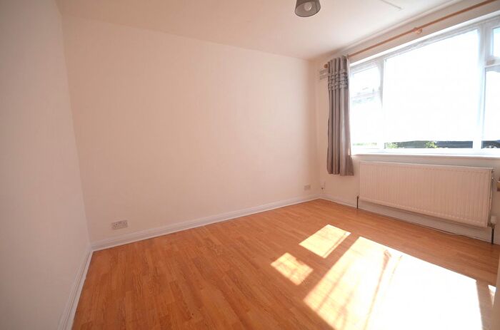 2 Bedroom Maisonette To Rent In Ilford, IG6