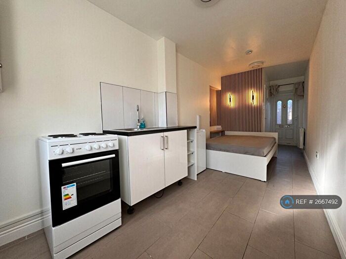 Studio To Rent In Perryman Way, Slough, SL2