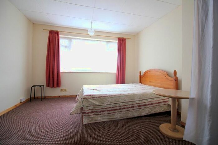 3 Bedroom Flat To Rent In The Crossways, Heston, UB4