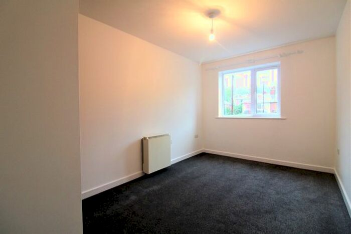 2 Bedroom Flat To Rent In Hawksworth Road, Horsforth, Leeds, LS18