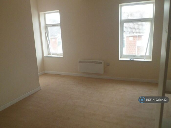 2 Bedroom Flat To Rent In High Street, New Whittington, Chesterfield, S43