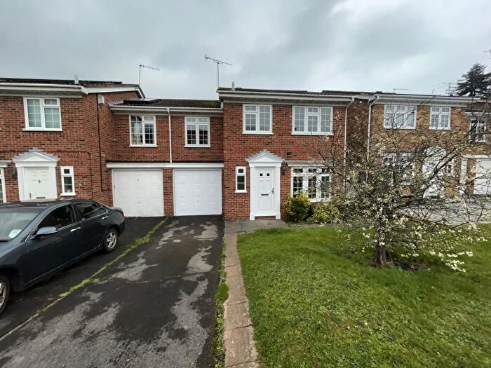 4 Bedroom Semi-Detached House To Rent In Weybridge, Surrey, KT13