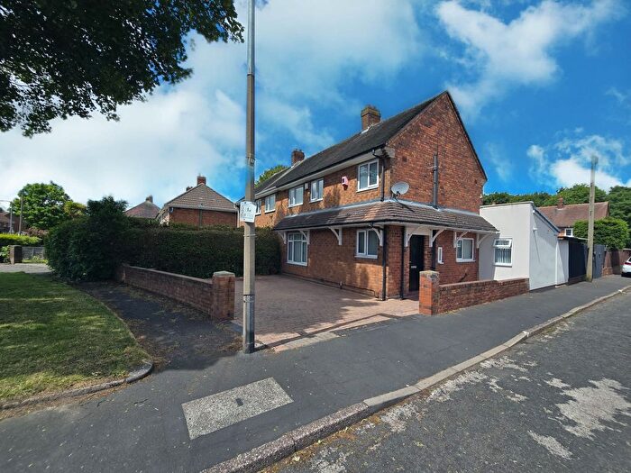 3 Bedroom Semi-Detached House For Sale In Hawthorn Road, Wednesbury, WS10