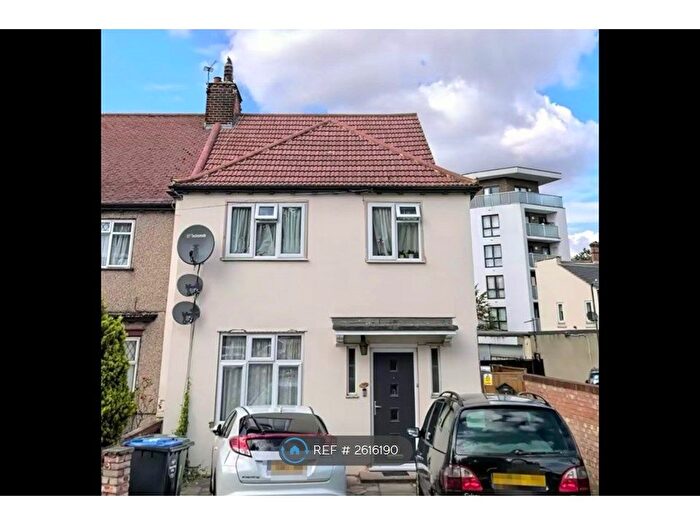 2 Bedroom Maisonette To Rent In Central Road, Wembley, HA0