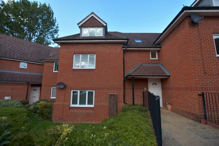 2 Bedroom Flat To Rent In Roebuck Estate, Binfield, Bracknell, RG42