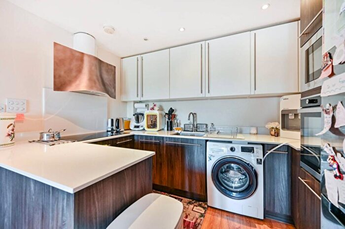 2 Bedroom Flat For Sale In Guildford House, Surbiton, KT5
