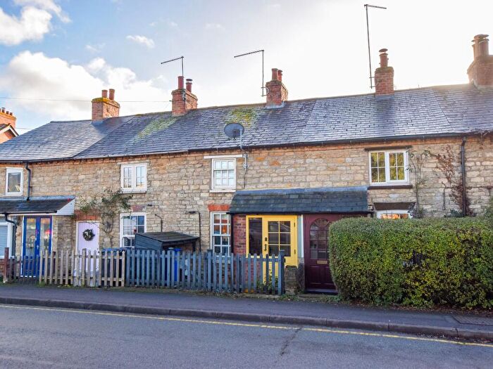 2 Bedroom Cottage For Sale In High Street, Roade, NN7