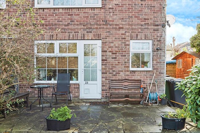 1 Bedroom Apartment For Sale In Fieldway Close, Leeds, LS13