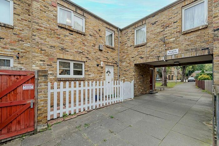 1 Bedroom Flat To Rent In Hickmore Walk, Clapham, London, SW4