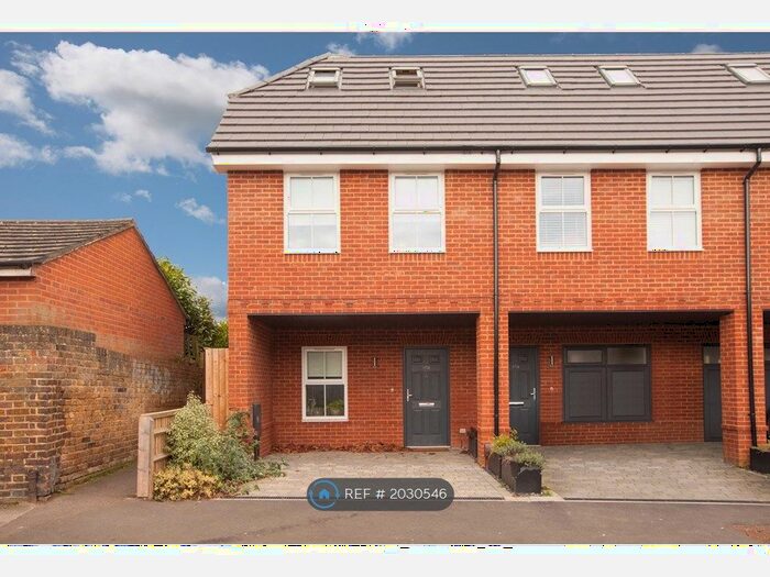 3 Bedroom End Of Terrace House To Rent In Vicarage Road, Maidenhead, SL6