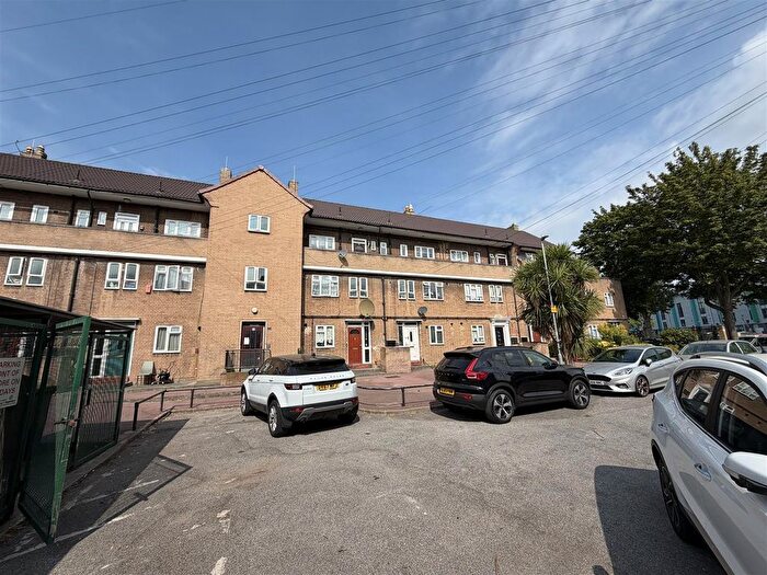3 Bedroom Flat To Rent In Sparrow Green, Dagenham, RM10
