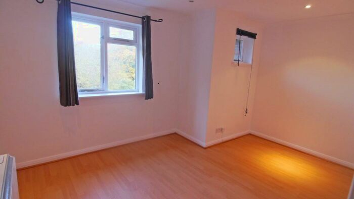 1 Bedroom Flat To Rent In Gorringes Brook, Horsham, RH12