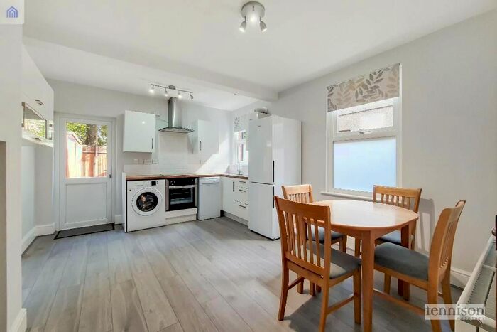 1 Bedroom Flat To Rent In Kingston Road, Wimbledon Chase, SW20