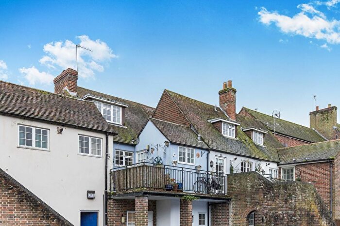 1 Bedroom Flat To Rent In St. Cyriacs, Chichester, PO19