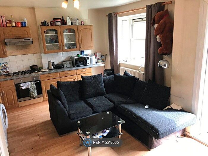 4 Bedroom Flat To Rent In Grover House, Clapham Comm, SW4