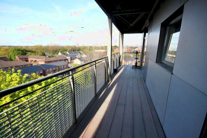 2 Bedroom Apartment For Sale In The Waterfront, Manchester, M11
