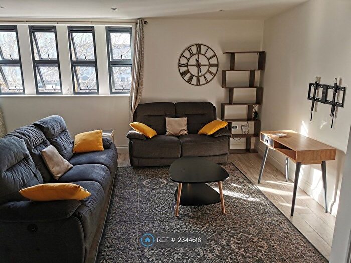 2 Bedroom Flat To Rent In The Parade, Watford, WD17