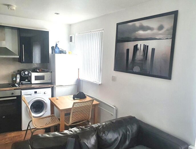 2 Bedroom Flat To Rent In Woodsley Road, Woodhouse, Leeds, LS6