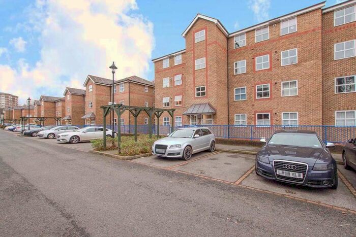 2 Bedroom Flat To Rent In River Bank Close, Maidstone, Kent, ME15
