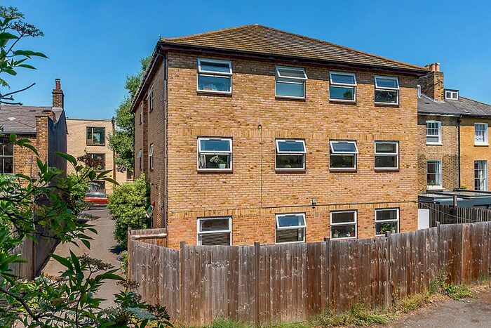 2 Bedroom Flat To Rent In Constance Court, Blenheim Grove, London, SE15