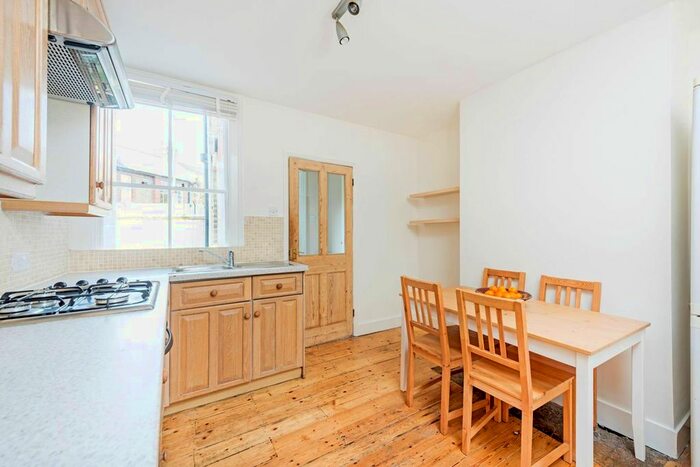 2 Bedroom Flat To Rent In Robertson Street, Battersea, London, SW8