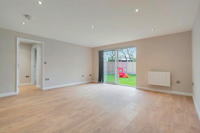 3 Bedroom Flat To Rent In Maytree Close, Rainham, RM13