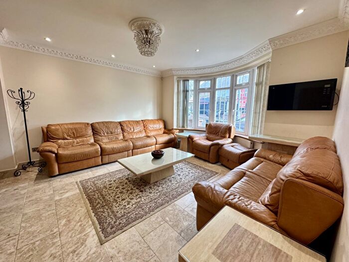 8 Bedroom Terraced House To Rent In Dunstable Road, Bedfordshire, LU4