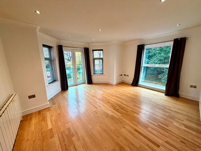2 Bedroom Flat To Rent In Allerton Hill, Chapel Allerton, Leeds, West Yorkshire, LS7