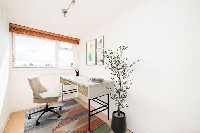 3 Bedroom Flat To Rent In Berkeley Place, Wimbledon, SW19