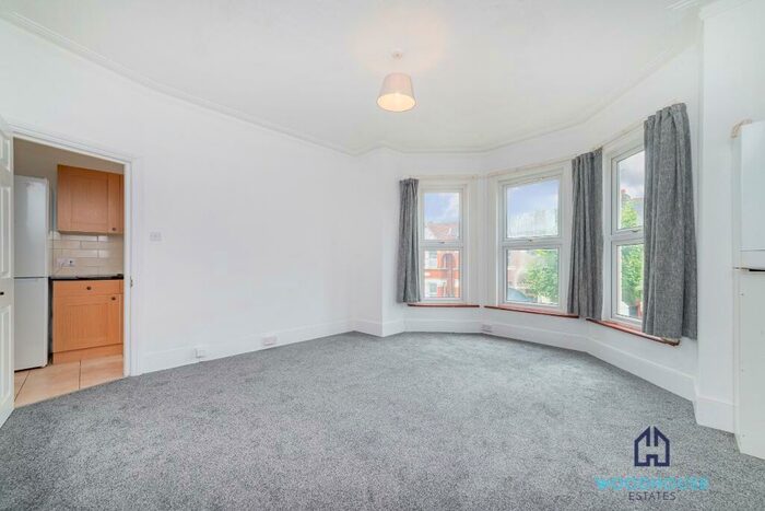 2 Bedroom Flat To Rent In Churchfield Avenue, London, N12